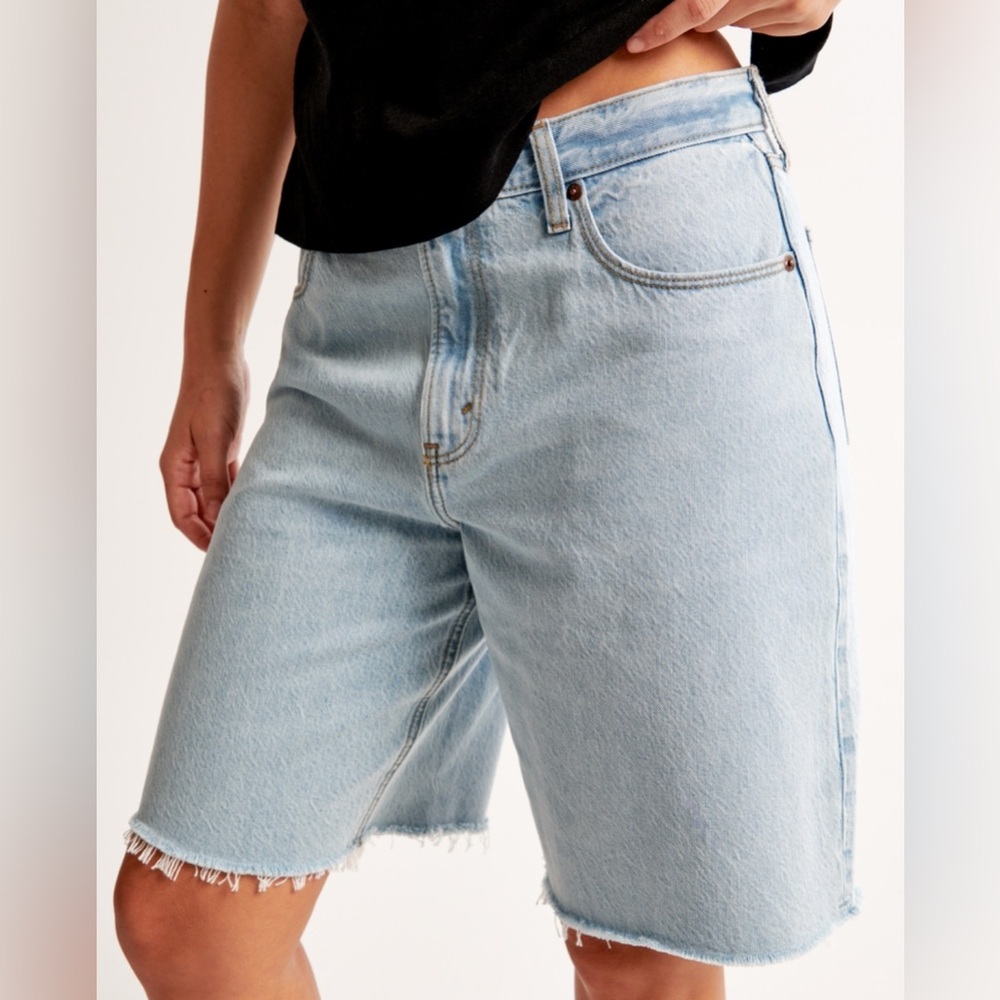 Abercrombie & Fitch Loose Short Women’s Denim Shorts w/ Frayed Hem, Size 33 (16)